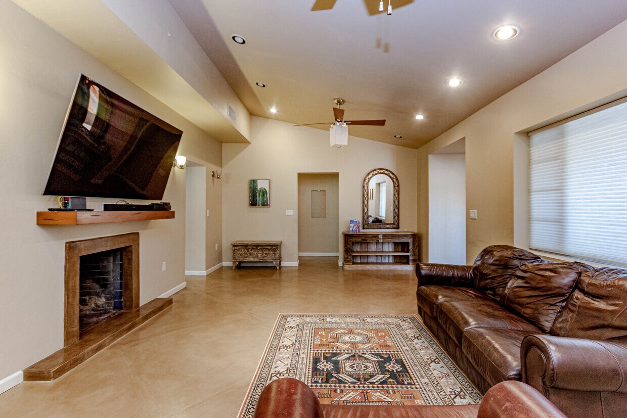 Living room - 2010 N Campbell Ave