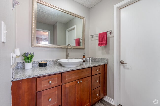 1 habitación, 1 baño, 675 pies cuadrados, baño - River Bend Apartments