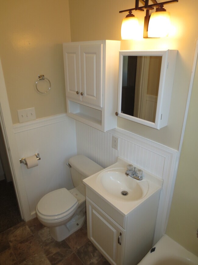 Foto del edificio - 341 Hemlock Dr