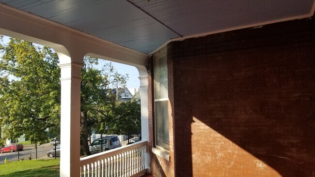 Building Photo - 1221 Laurel Ave