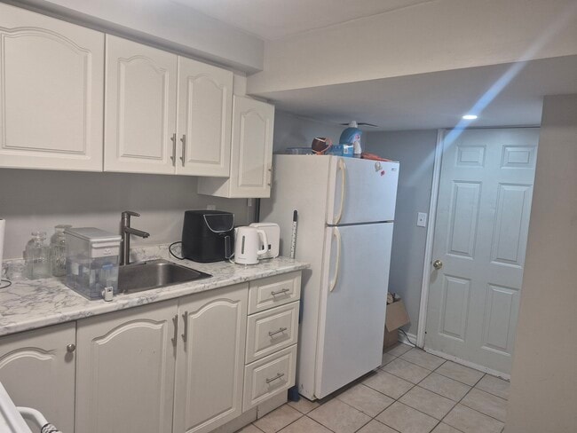 Building Photo - 789 Fable Cres