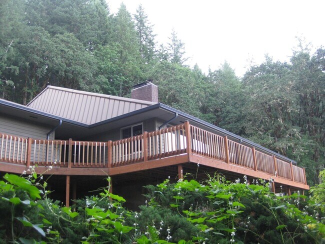 Building Photo - Large Country Home
