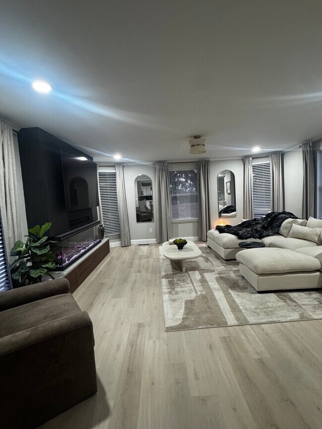 Building Photo - 1158 Custer Dr