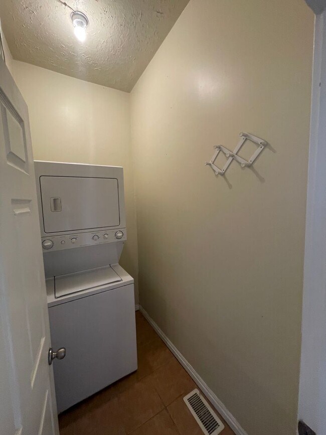 Foto del edificio - Liberty Park One Bedroom Single Family Home with Huge Yard