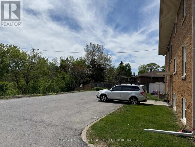 Photo du bâtiment - 9-9 Riverview Blvd