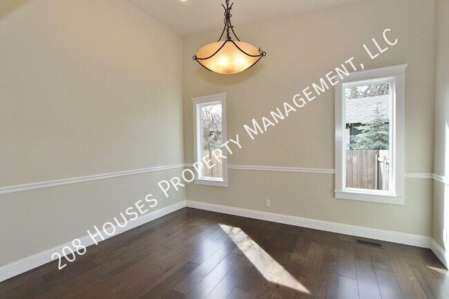 Building Photo - Stylish North End Home