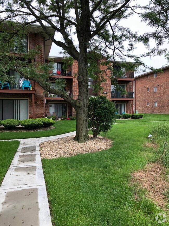 Building Photo - 15744 Lake Dr