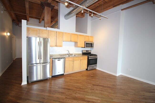 Living Room - 550 W Harrison St