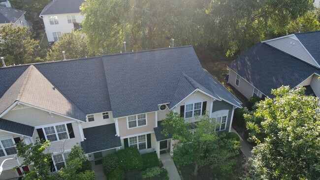 Foto del edificio - 2222 Valley Haven Dr