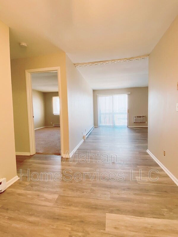 203 Charleston Blvd Unit Apt 3, IL 61455 Condo for Rent in