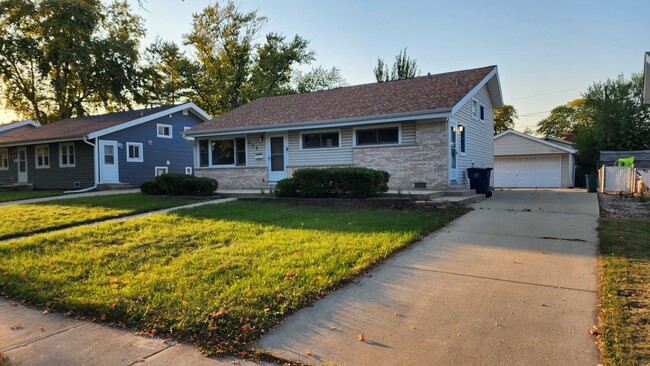 Building Photo - 636 W Sunset Dr