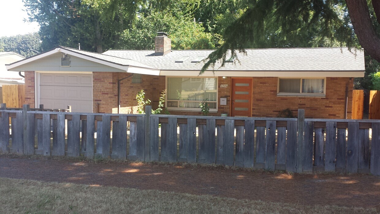Primary Photo - APPLICATION NOW PENDING! Rambler with AC i...