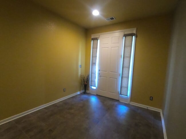 Building Photo - Fabulous Bradburn Townhome in North Centra...