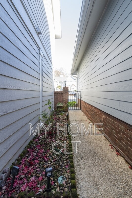 Building Photo - 807 Greenleaf Ave