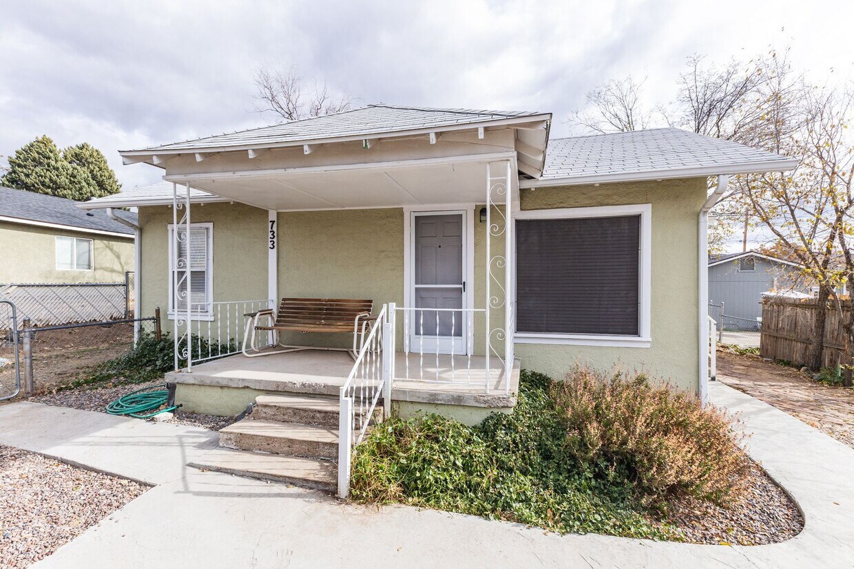 Primary Photo - Adorable home on over-sized lot!