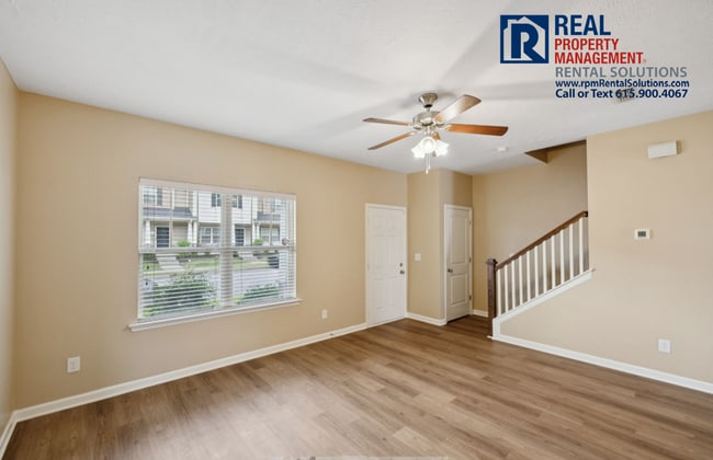 Building Photo - Great 3 bdrm end unit townhome! Washer/Dry...