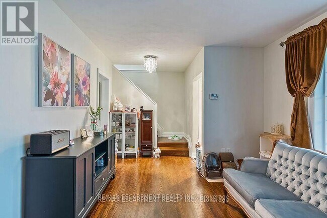 Building Photo - 561 Wingrove Crescent