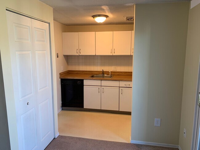 Kitchen - 68 Burgundy Hill Ln