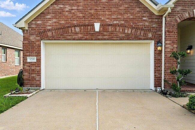 Foto del edificio - 9219 Gilbert Hollow Dr