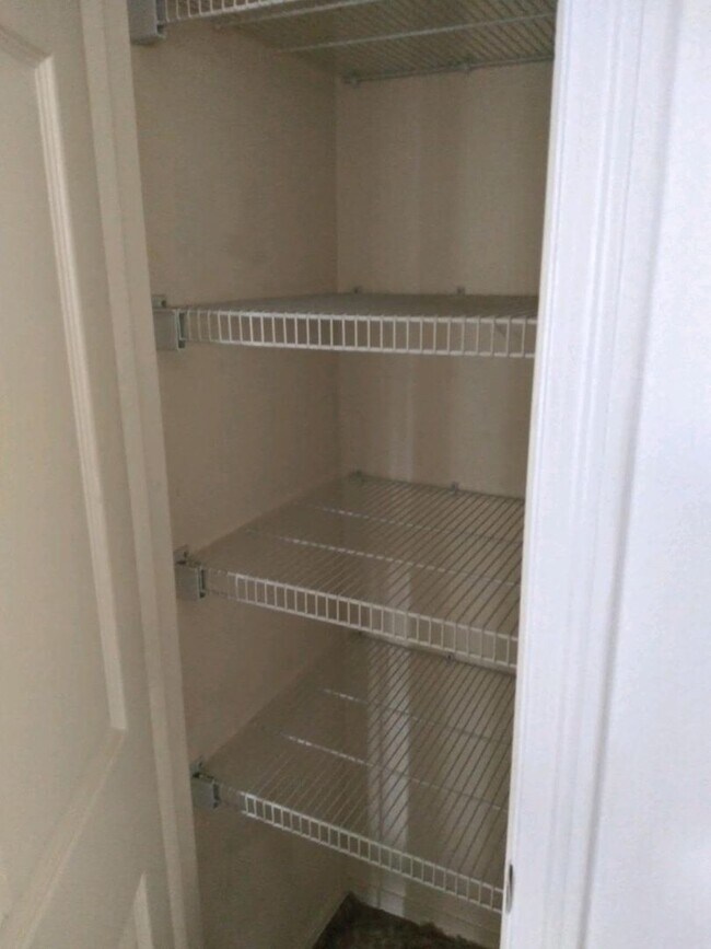 Building Photo - Spacious 1 bed in great community!