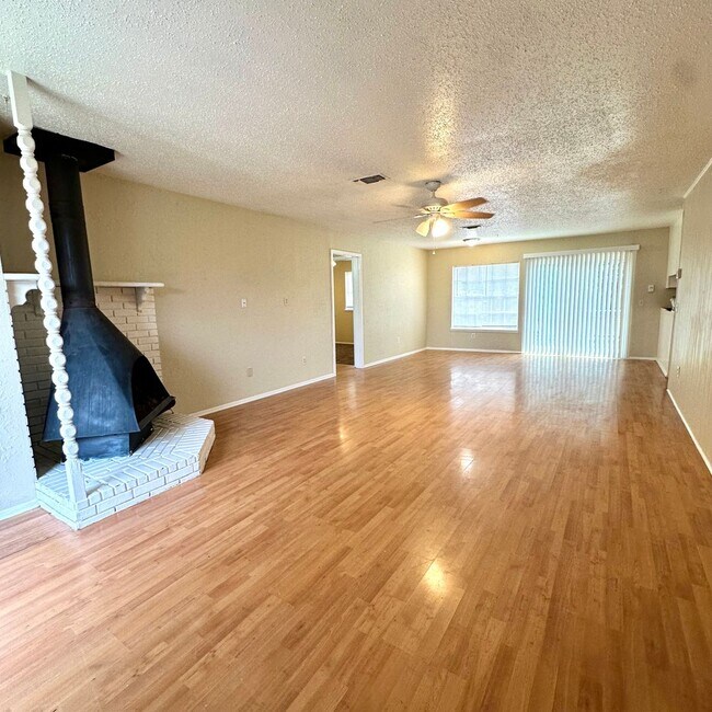 Building Photo - Move In Special 1/2 Off First Months Rent! - Cute 3 Bedroom 2 Bath Home Near Park!