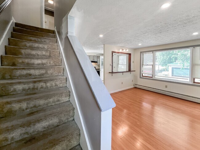 Building Photo - 2 + Bedroom, 3-level Townhouse on Amherst ...