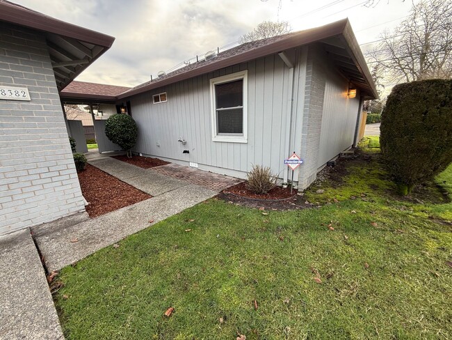 Building Photo - Amazing 2 Bd 1 Ba home in Aloha! Large bac...