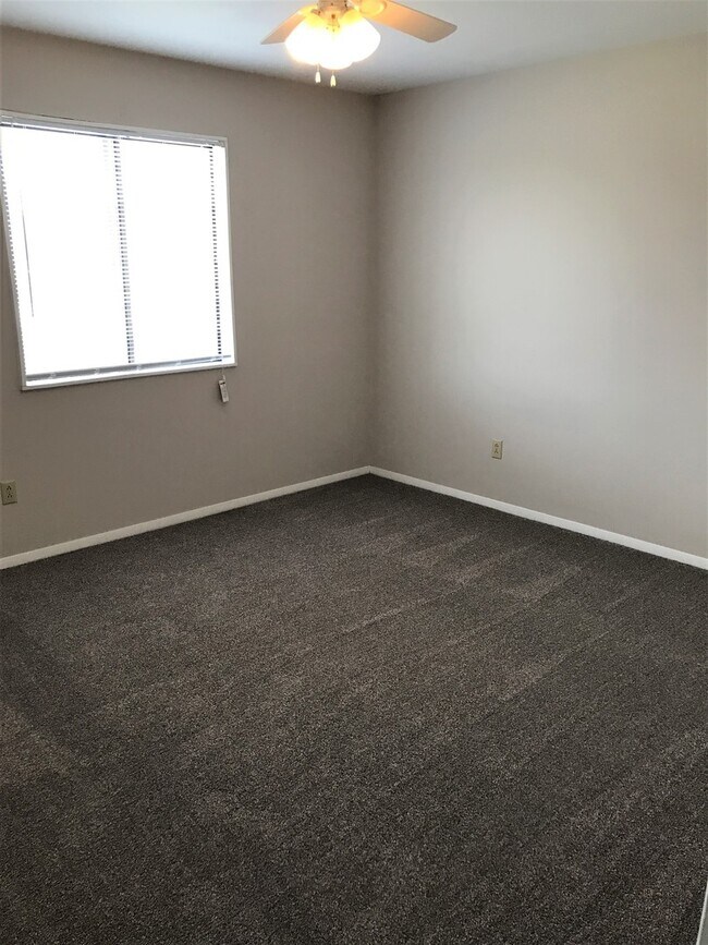 Building Photo - Bright and Updated Apartment with 2 Balconies!