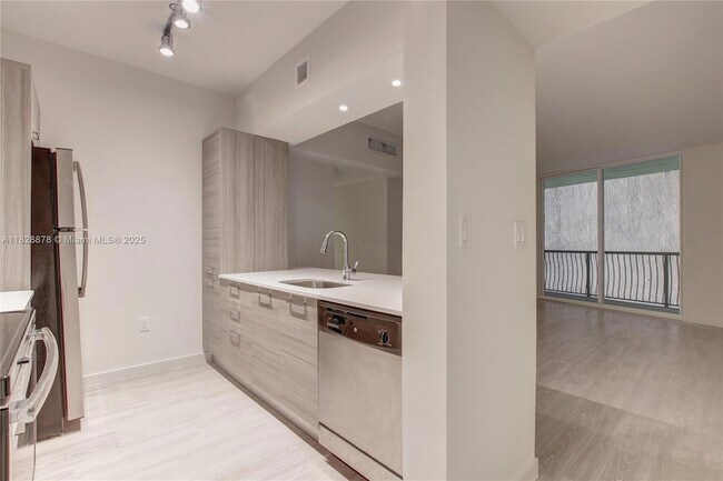 Foto del edificio - 1756 N Bayshore Dr