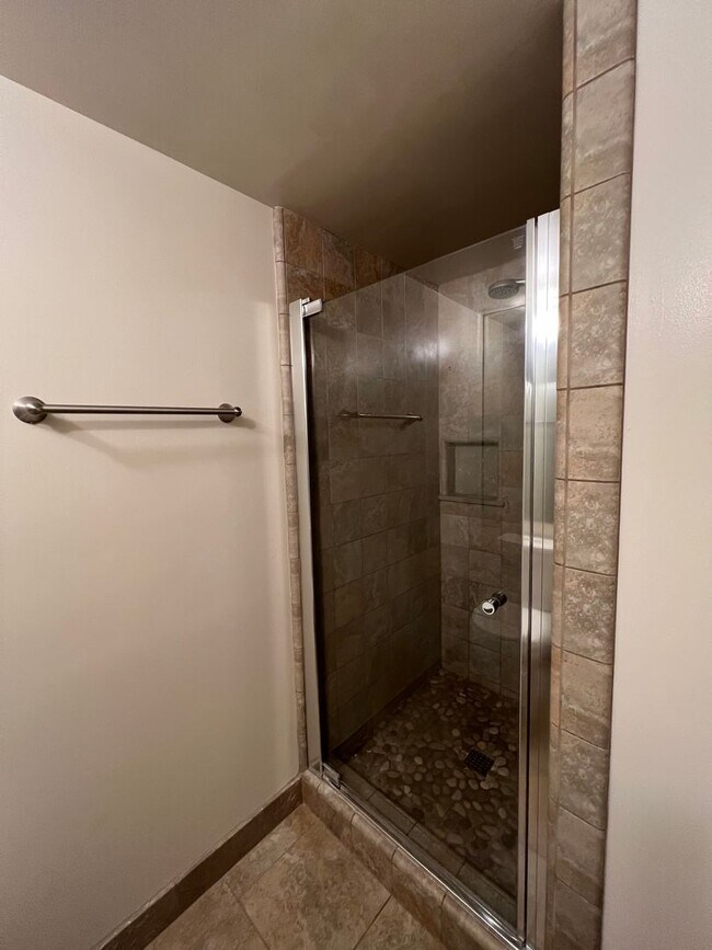 Foto del edificio - Beautiful 2BR/2BA End Unit Townhome with G...