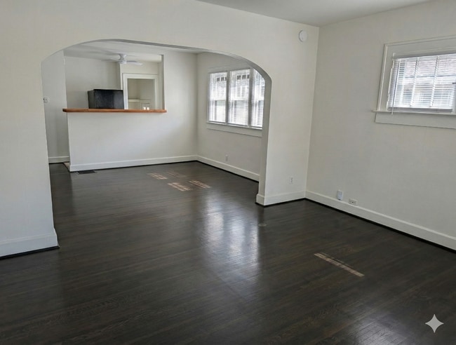 Building Photo - 723 E 54th St