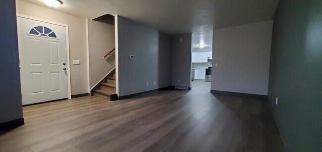 Building Photo - 983 7th St