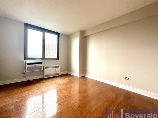 Foto del edificio - 3333 Broadway