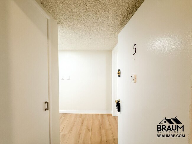 Foto del edificio - 5252 Hermitage Ave