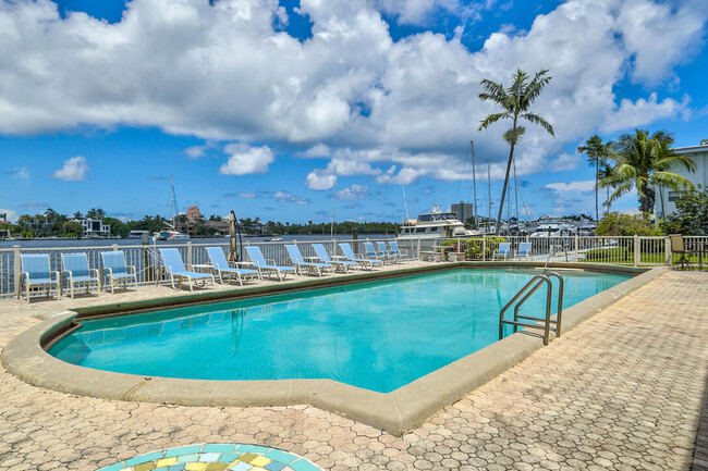 Building Photo - 2727 Yacht Club Blvd