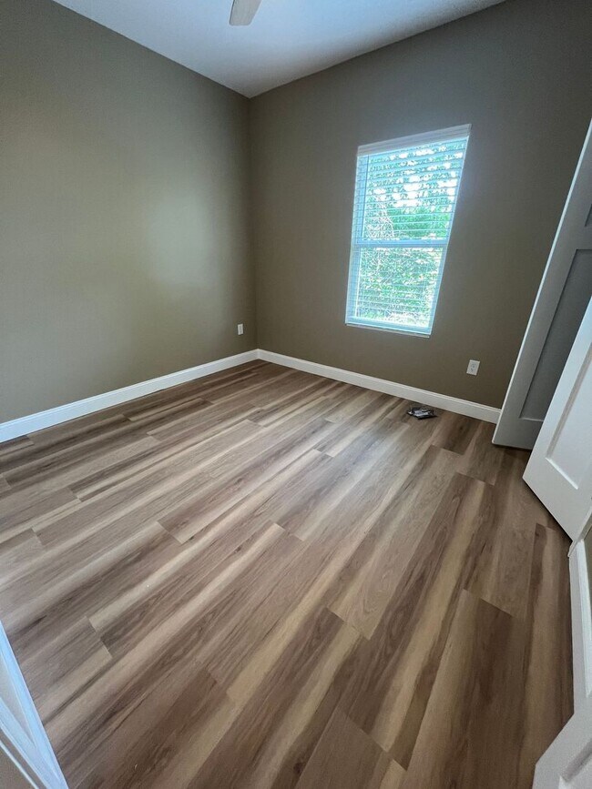 Foto del edificio - 3 BR, 2 BA Apartment - No HOA
