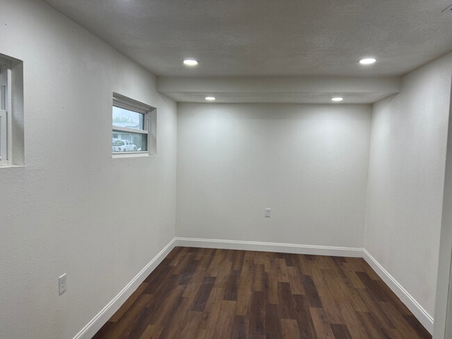 Building Photo - 805 Ridgefield Ave