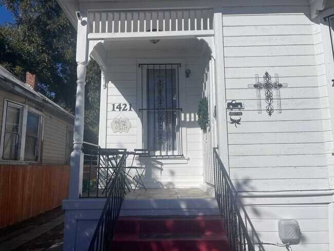 Building Photo - Clean & Bright Historic 2br Home