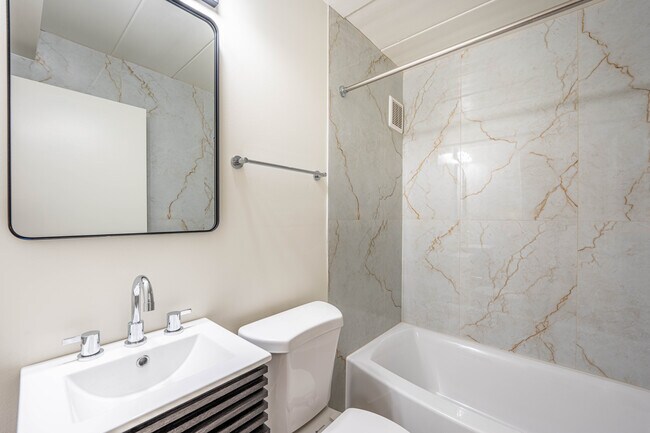 Baño impecable - Montgomery Plaza Apartments