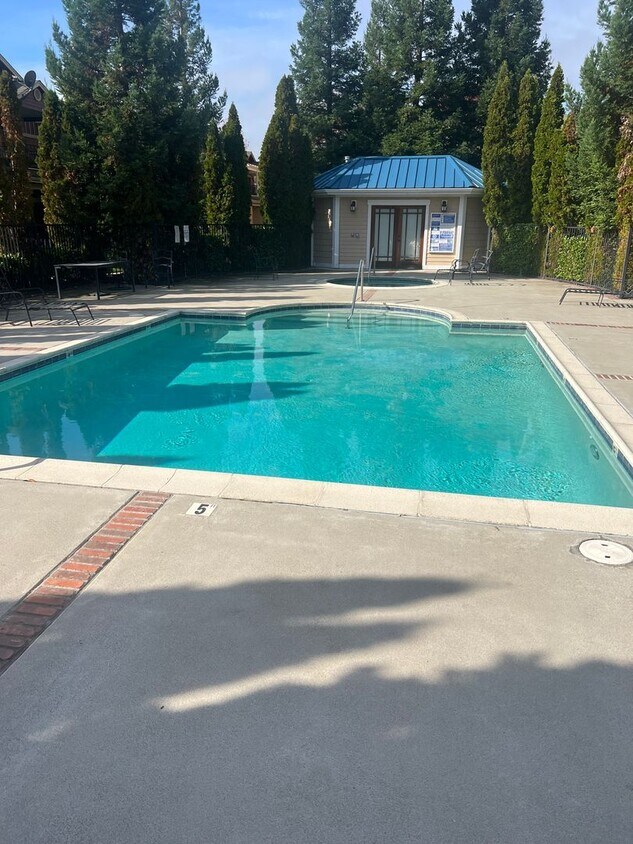 Building Photo - BEAUTIFUL 2 BEDROOM TOWNHOME IN A GORGEOUS COMMUNITY