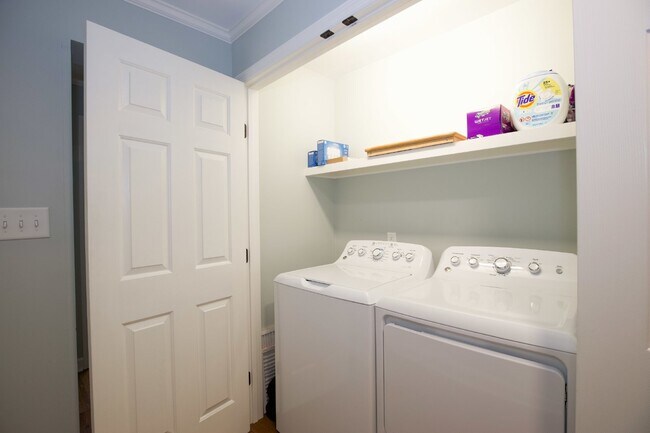 Building Photo - "Spacious 4 Bedroom Home with 3 Full Bathr...