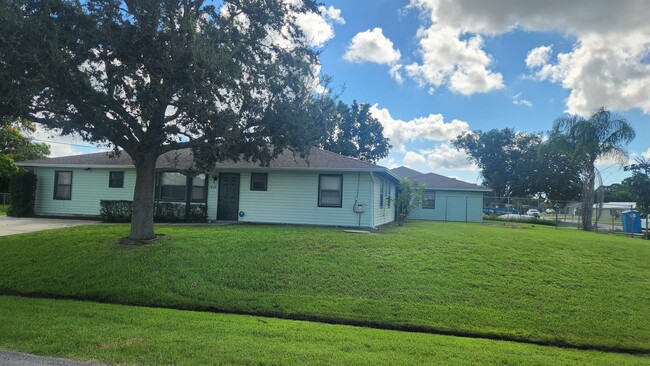 Foto del edificio - 549 SW Fredrica St