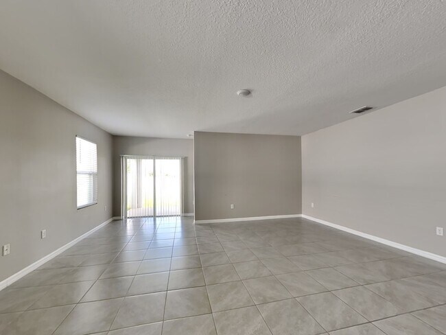 Building Photo - 348 Summershore Dr