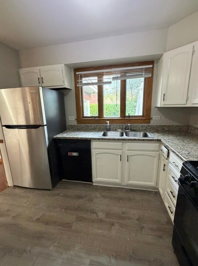 Foto del edificio - 18453 Clyde Rd