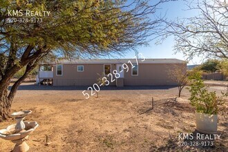 Building Photo - 2801 W Los Reales Rd