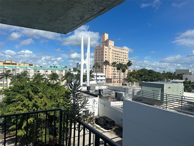 Building Photo - 720 Collins Ave