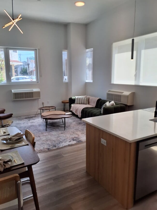 Building Photo - 39 Madison St