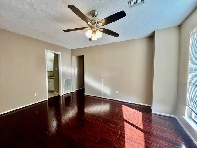 Building Photo - 146 Skycrest Dr