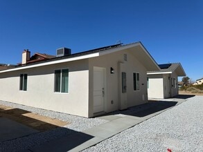 Building Photo - 916 W Perdew Ave