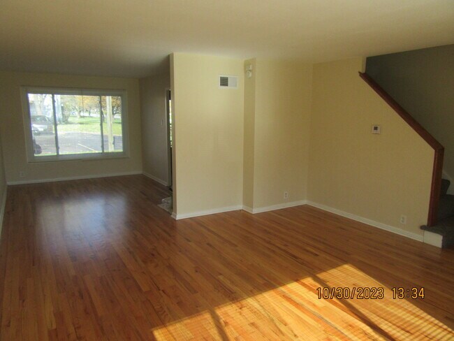 Building Photo - 165 Hemlock St